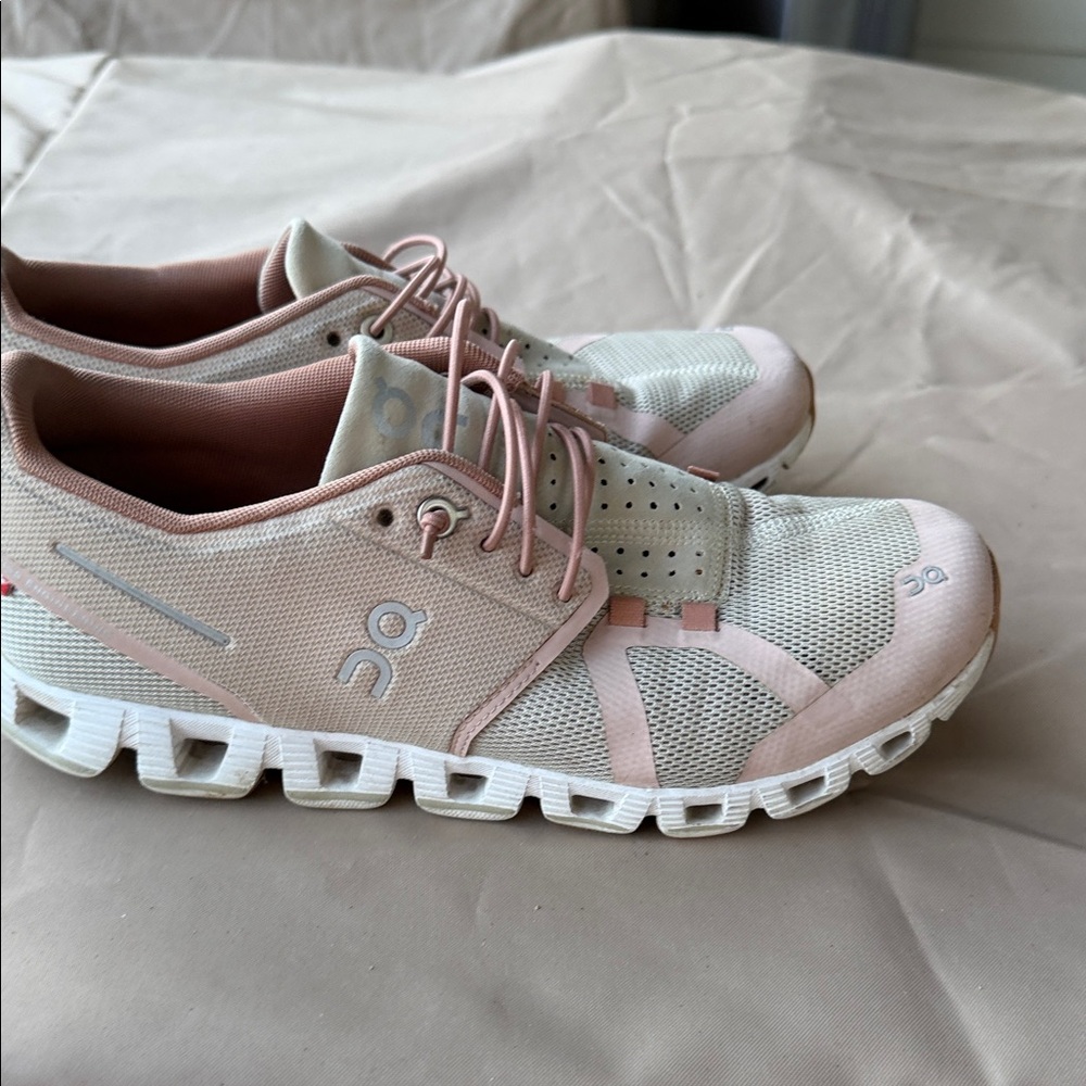 On Running Women's Sneakers in Pink and Cream Cloud 6 size 8.5